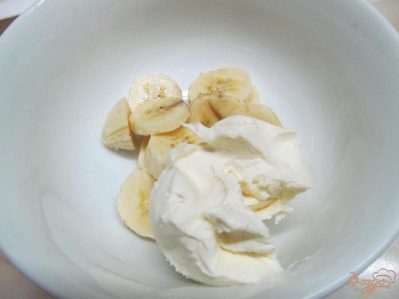 Фото приготовление рецепта: Пирожки из слоеного теста с бананом и сметаной шаг №5