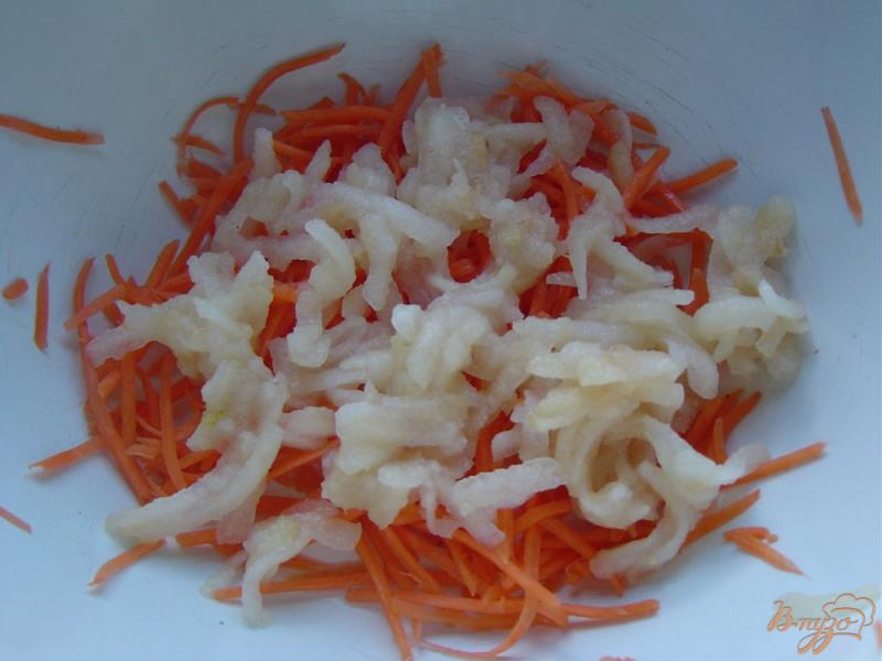 Фото приготовление рецепта: Десертный салат из моркови, груши и вяленой клюквы шаг №2