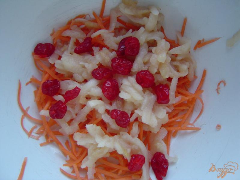 Фото приготовление рецепта: Десертный салат из моркови, груши и вяленой клюквы шаг №3