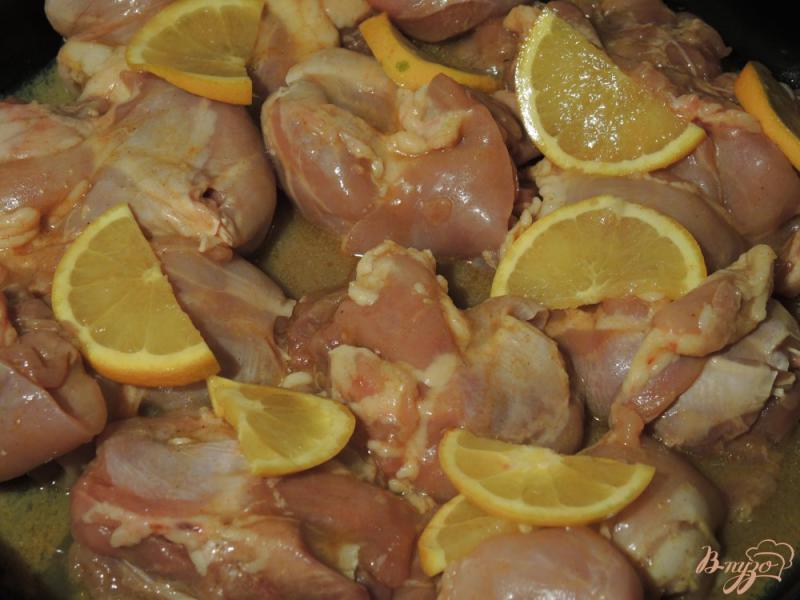 Фото приготовление рецепта: Курица в апельсиновом маринаде с картофельным гарниром шаг №6