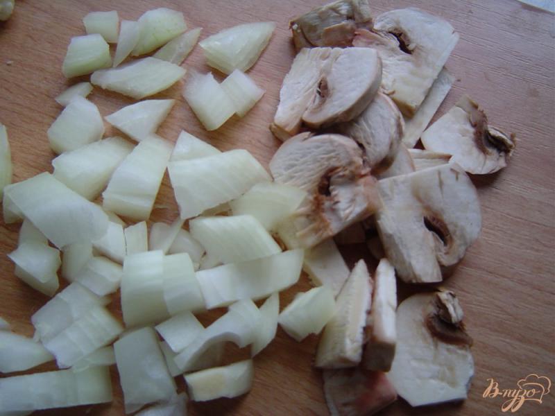 Фото приготовление рецепта: Суп с овощами,грибами и цветной капустой шаг №3