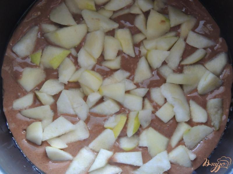 Фото приготовление рецепта: Шоколадная шарлотка с грушей шаг №4