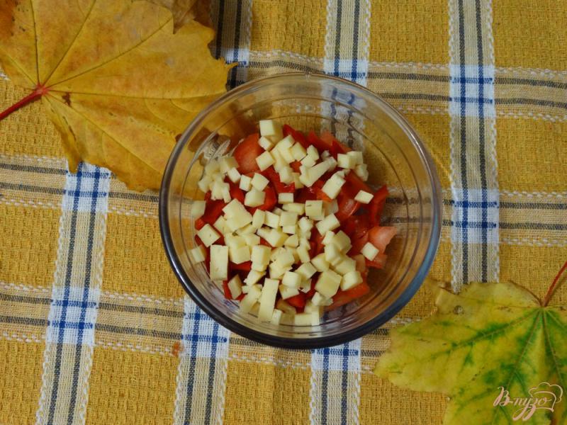 Фото приготовление рецепта: Салат с копченой колбасой и овощами шаг №3