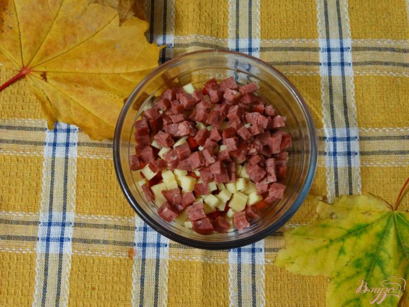 Фото приготовление рецепта: Салат с копченой колбасой и овощами шаг №4