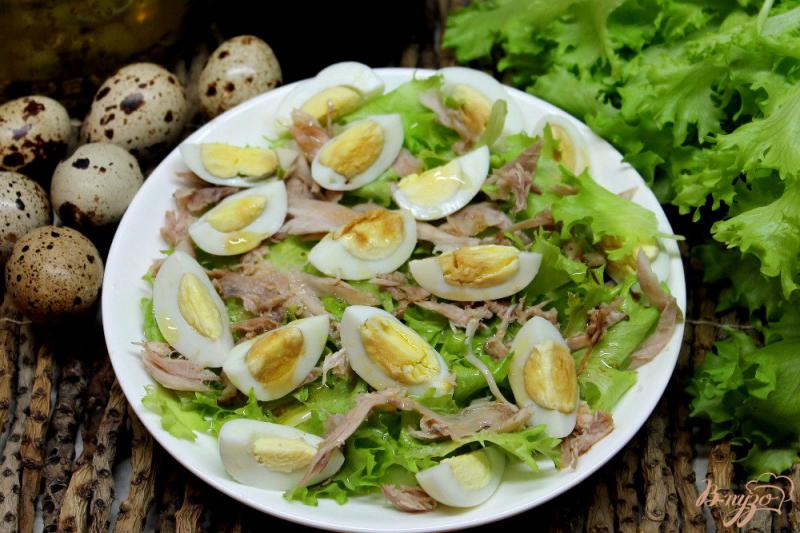 Фото приготовление рецепта: Салат с перепелиными яйцами и мясом перепелки шаг №5