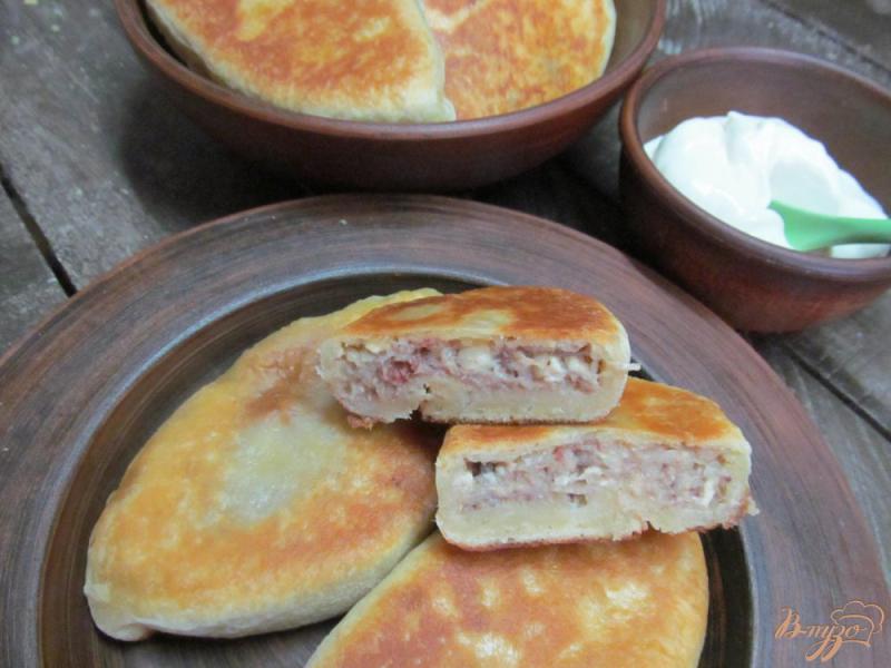 Фото приготовление рецепта: Пирожки с мясом картофелем и сыром шаг №13