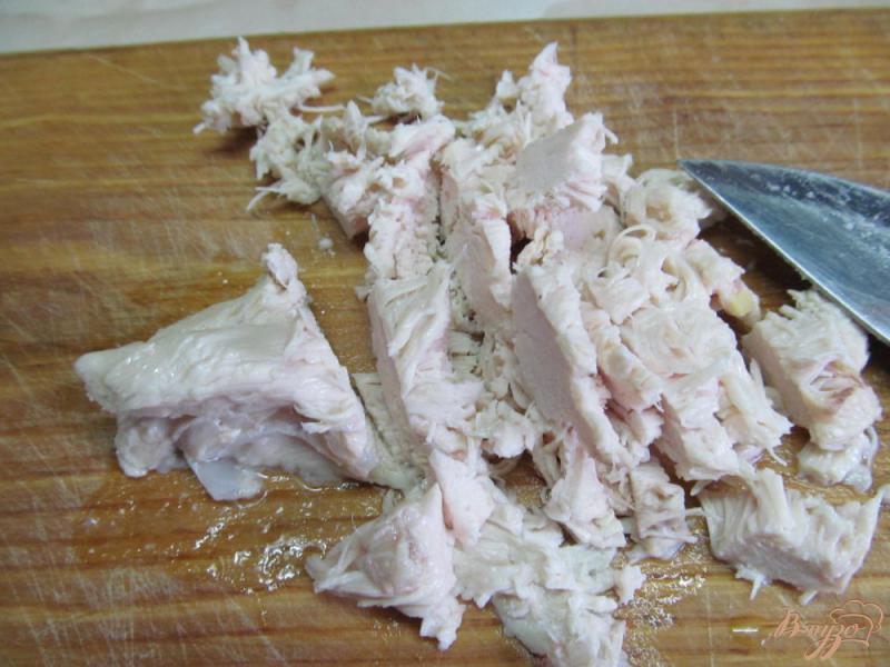 Фото приготовление рецепта: Салат из свеклы куриного филе и яйца шаг №4