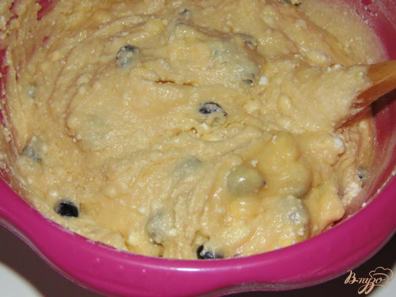 Фото приготовление рецепта: Творожный пирог с черной смородиной шаг №5