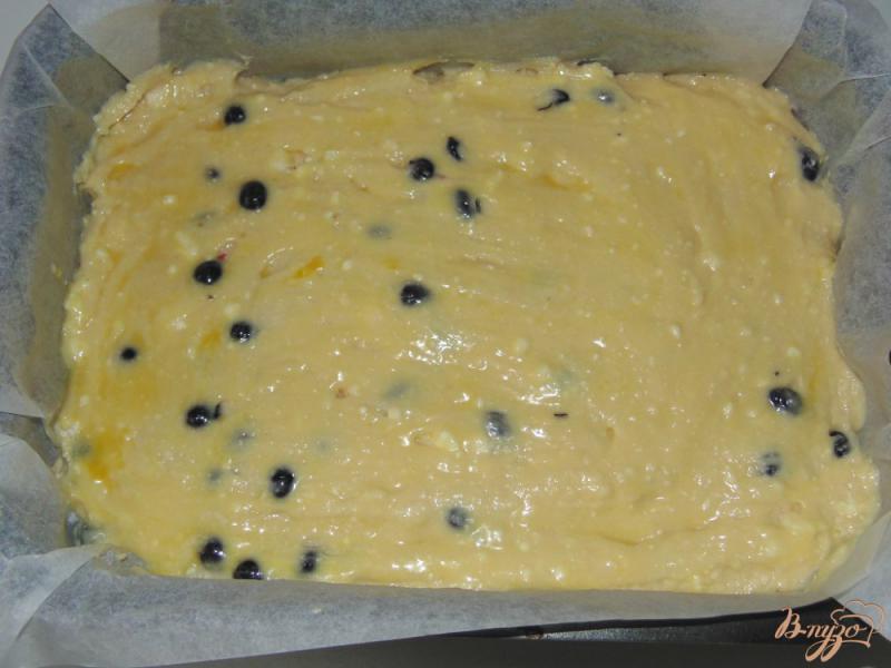 Фото приготовление рецепта: Творожный пирог с черной смородиной шаг №6