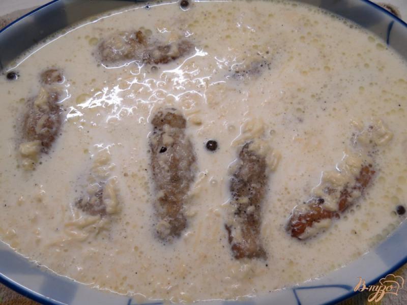Фото приготовление рецепта: Крученики с грибами под сырной шапочкой шаг №13
