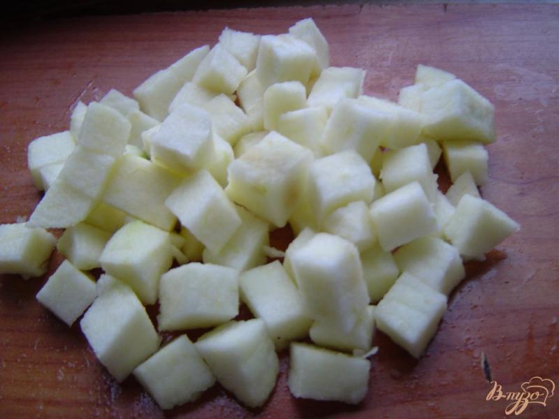 Фото приготовление рецепта: Салат из свеклы, яблок и маринованого лука шаг №3