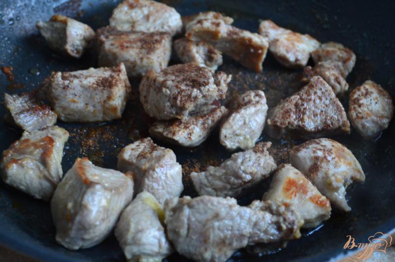 Фото приготовление рецепта: Свинина с кусочками тыквы и изюмом шаг №1
