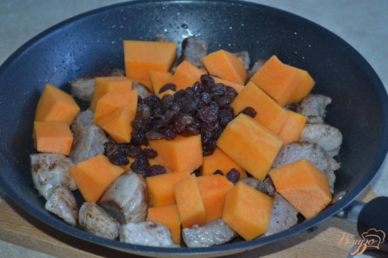 Фото приготовление рецепта: Свинина с кусочками тыквы и изюмом шаг №2