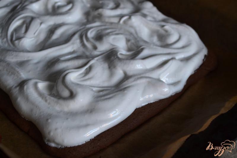 Фото приготовление рецепта: Шоколадный пирог с меренгой шаг №6
