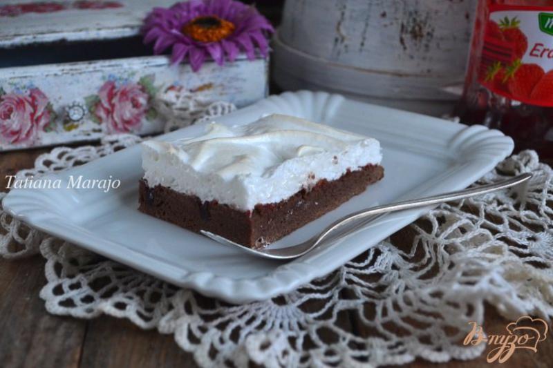 Фото приготовление рецепта: Шоколадный пирог с меренгой шаг №7