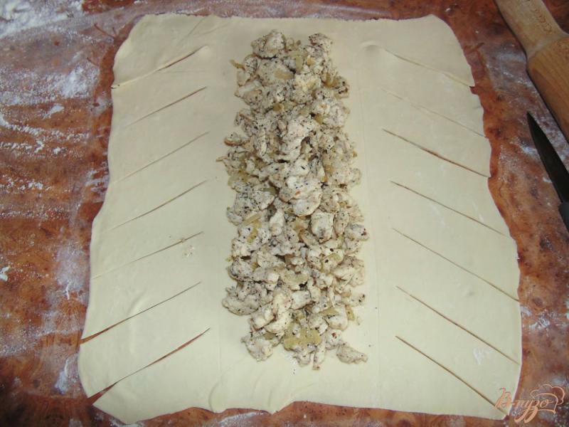 Фото приготовление рецепта: Пирог косичка с куриным мясом, сыром и зеленым горошком шаг №6