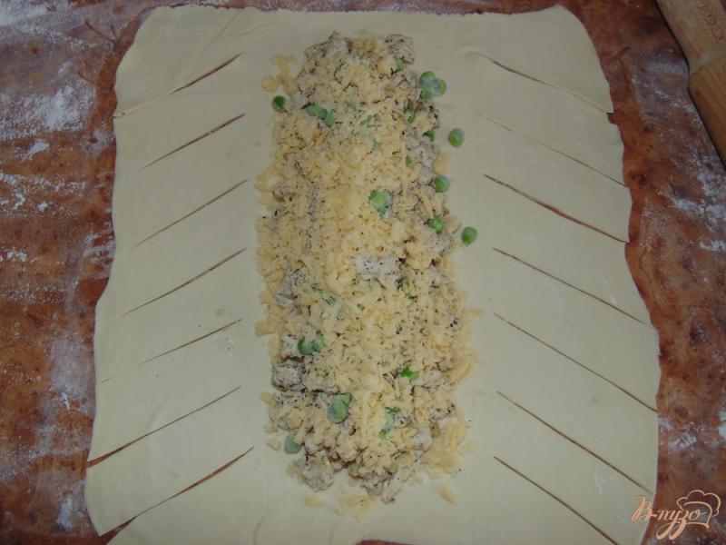 Фото приготовление рецепта: Пирог косичка с куриным мясом, сыром и зеленым горошком шаг №8