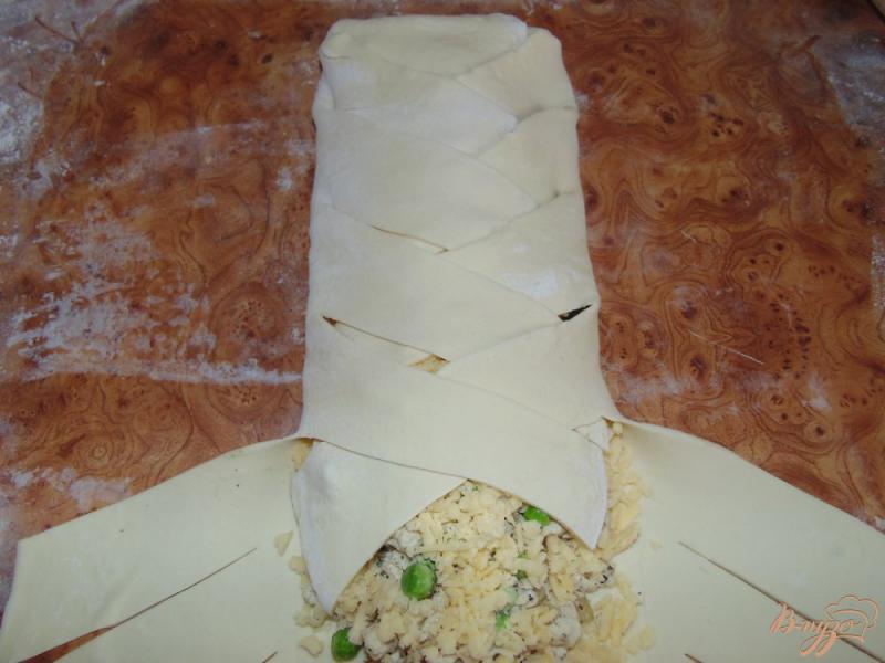 Фото приготовление рецепта: Пирог косичка с куриным мясом, сыром и зеленым горошком шаг №10