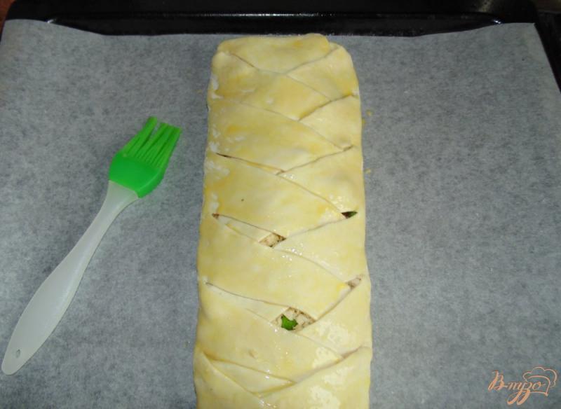 Фото приготовление рецепта: Пирог косичка с куриным мясом, сыром и зеленым горошком шаг №12