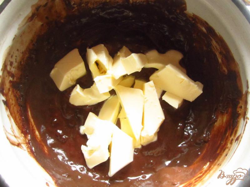 Фото приготовление рецепта: Домашний торт с шоколадно-масленым кремом шаг №5