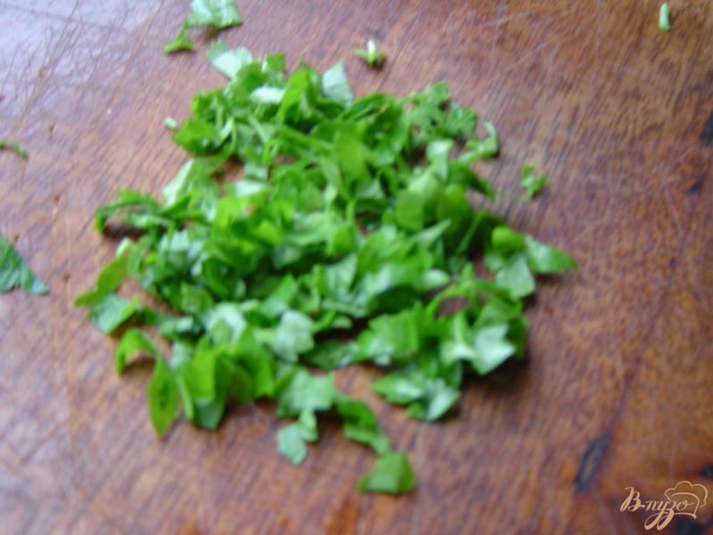 Фото приготовление рецепта: Салат из белокачанной капусты с кукурузой и зеленью шаг №2