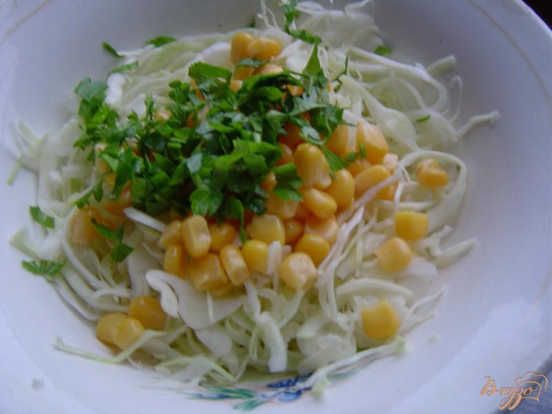 Фото приготовление рецепта: Салат из белокачанной капусты с кукурузой и зеленью шаг №3