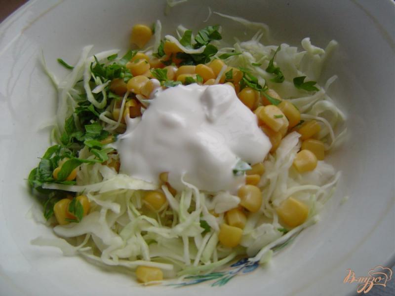 Фото приготовление рецепта: Салат из белокачанной капусты с кукурузой и зеленью шаг №4
