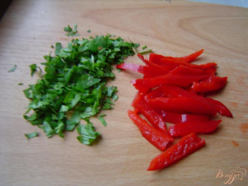 Фото приготовление рецепта: Салат из капусты,корейской моркови,огурца, перца и клюквы шаг №2