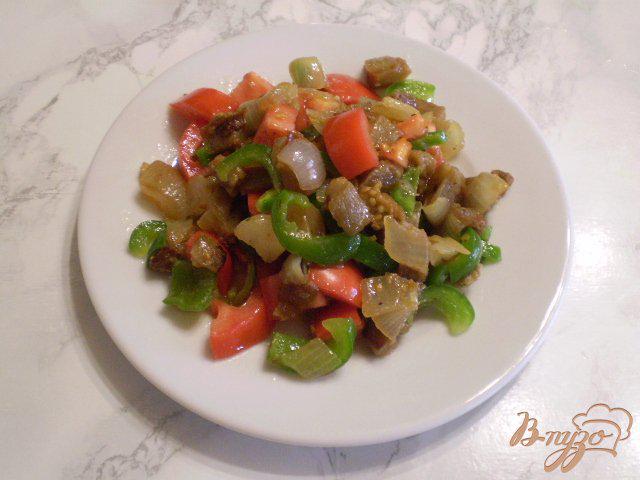 Фото приготовление рецепта: Теплый баклажановый салат шаг №8