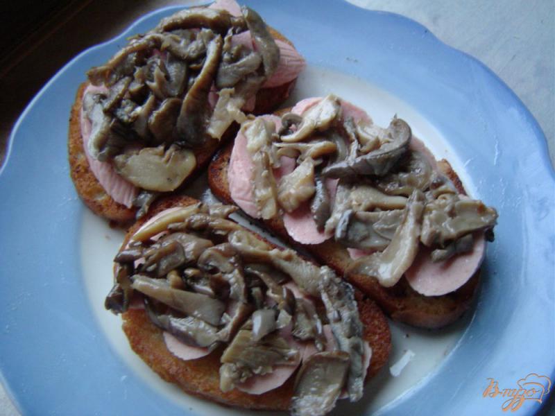 Фото приготовление рецепта: Горячие бутерброды с сосисками, грибами и сыром шаг №4