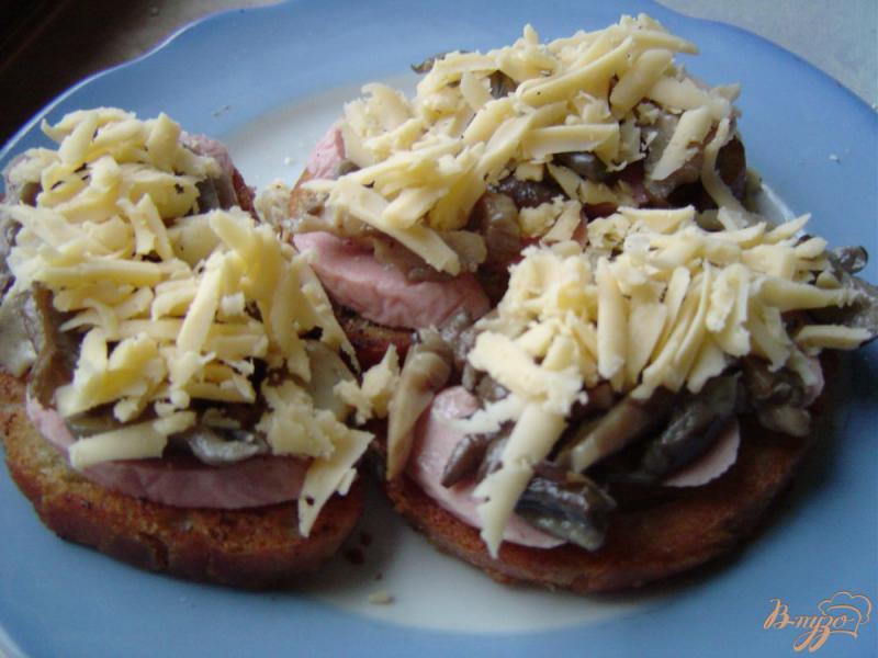 Фото приготовление рецепта: Горячие бутерброды с сосисками, грибами и сыром шаг №5