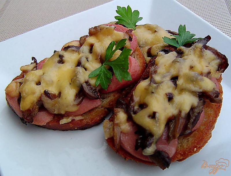 Фото приготовление рецепта: Горячие бутерброды с сосисками, грибами и сыром шаг №6