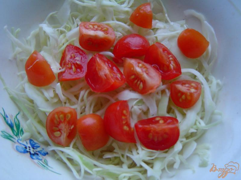 Фото приготовление рецепта: Салат из капусты, помидоров и кукурузы шаг №2