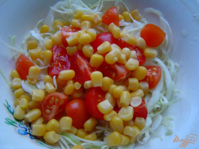 Фото приготовление рецепта: Салат из капусты, помидоров и кукурузы шаг №3