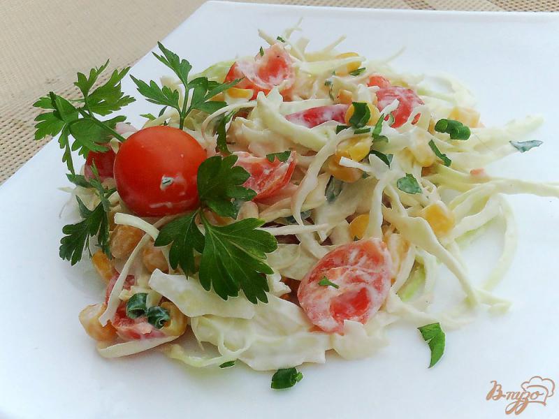 Фото приготовление рецепта: Салат из капусты, помидоров и кукурузы шаг №6