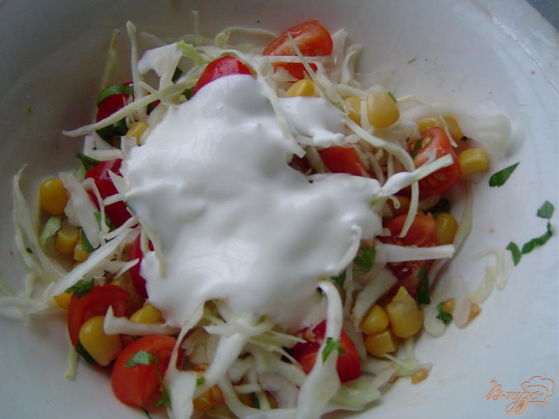 Фото приготовление рецепта: Салат из капусты, помидоров и кукурузы шаг №5