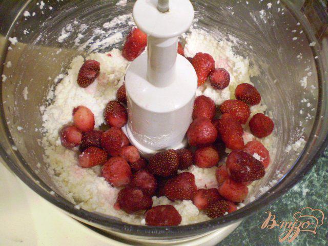 Фото приготовление рецепта: Творожный десерт с йогуртом и клубникой шаг №2