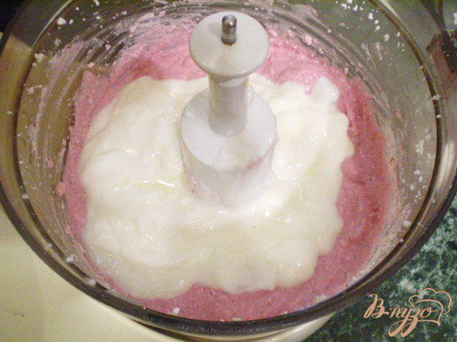 Фото приготовление рецепта: Творожный десерт с йогуртом и клубникой шаг №3