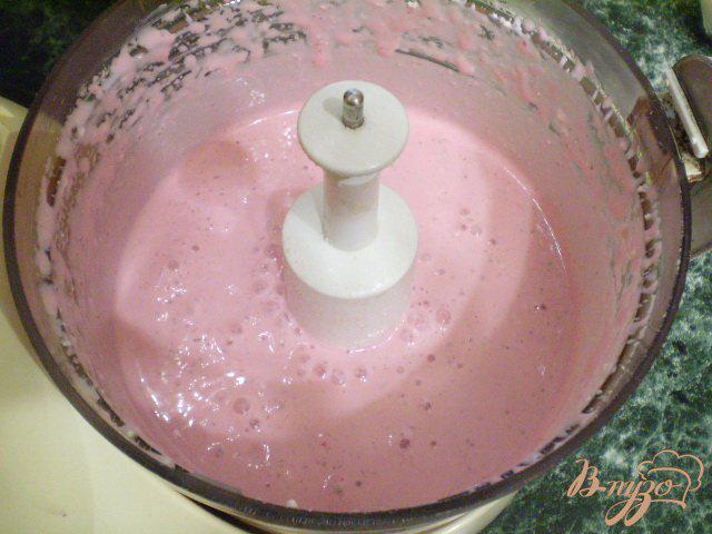 Фото приготовление рецепта: Творожный десерт с йогуртом и клубникой шаг №4