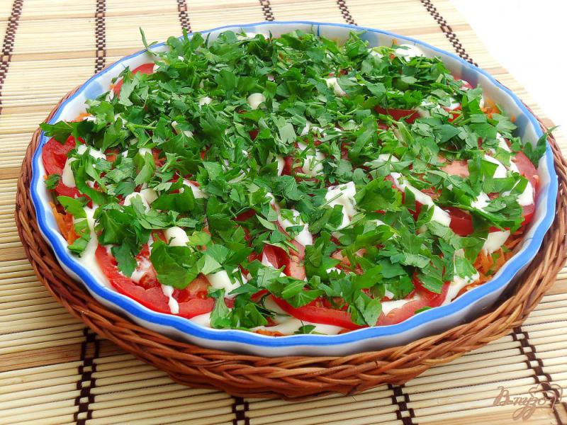 Фото приготовление рецепта: Слоеный салат из баклажанов, моркови и помидоров шаг №7