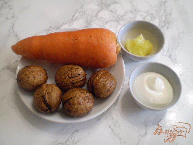 Фото приготовление рецепта: Сладкий морковный салат с орехами шаг №1