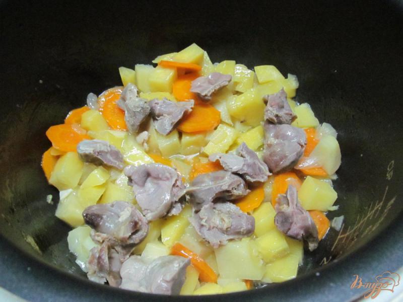 Фото приготовление рецепта: Рагу с куриными желудками в мультиварке шаг №4