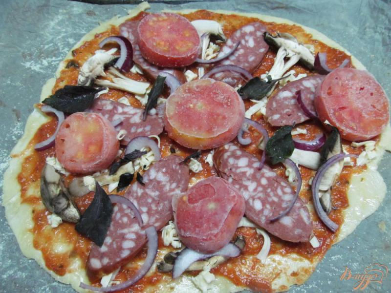 Фото приготовление рецепта: Пицца с колбасой и замороженными помидорами шаг №4