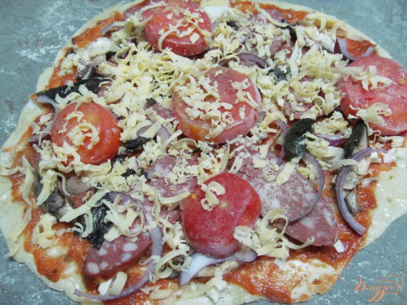 Фото приготовление рецепта: Пицца с колбасой и замороженными помидорами шаг №5