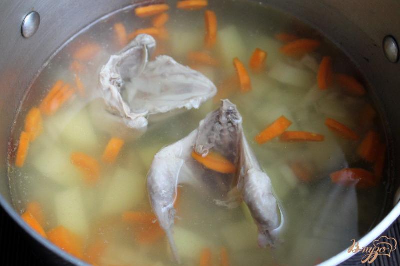 Фото приготовление рецепта: Суп с мясом перепелки и сельдереем шаг №6