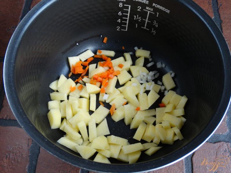 Фото приготовление рецепта: Суп с фрикадельками в мультиварке шаг №2