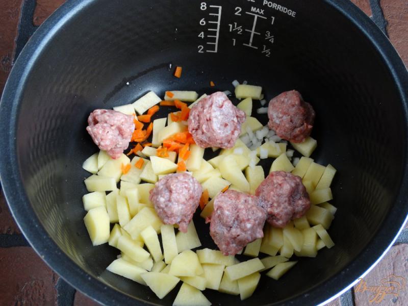 Фото приготовление рецепта: Суп с фрикадельками в мультиварке шаг №4