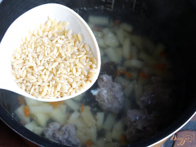 Фото приготовление рецепта: Суп с фрикадельками в мультиварке шаг №5