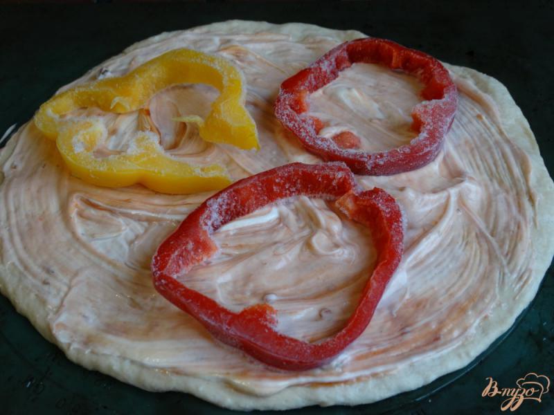 Фото приготовление рецепта: Пицца с курицей, перцем и кукурузой шаг №3