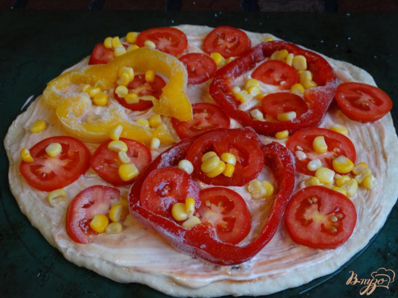 Фото приготовление рецепта: Пицца с курицей, перцем и кукурузой шаг №5